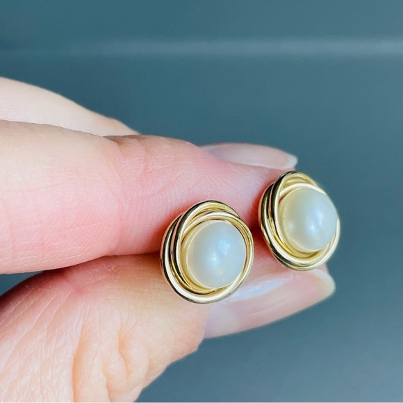 14K Yellow Gold Knot Stud Earrings with Natural White Pearls